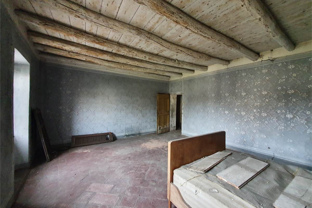 Intero casale con terreno a Fenegrò