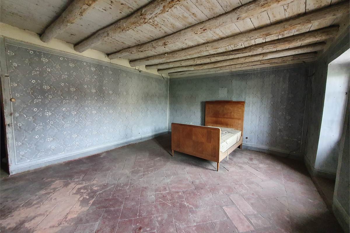 Intero casale con terreno a Fenegrò