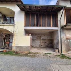 Rustico su due livelli con porticato privato