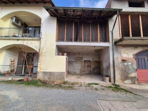 Rustico su due livelli con porticato privato