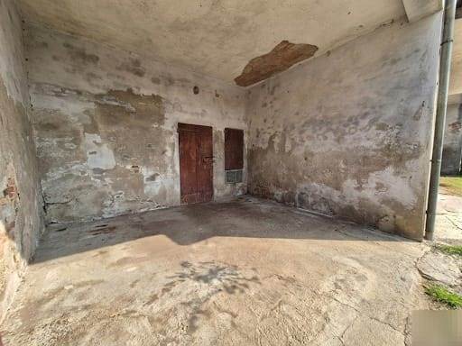 Rustico su due livelli con porticato privato