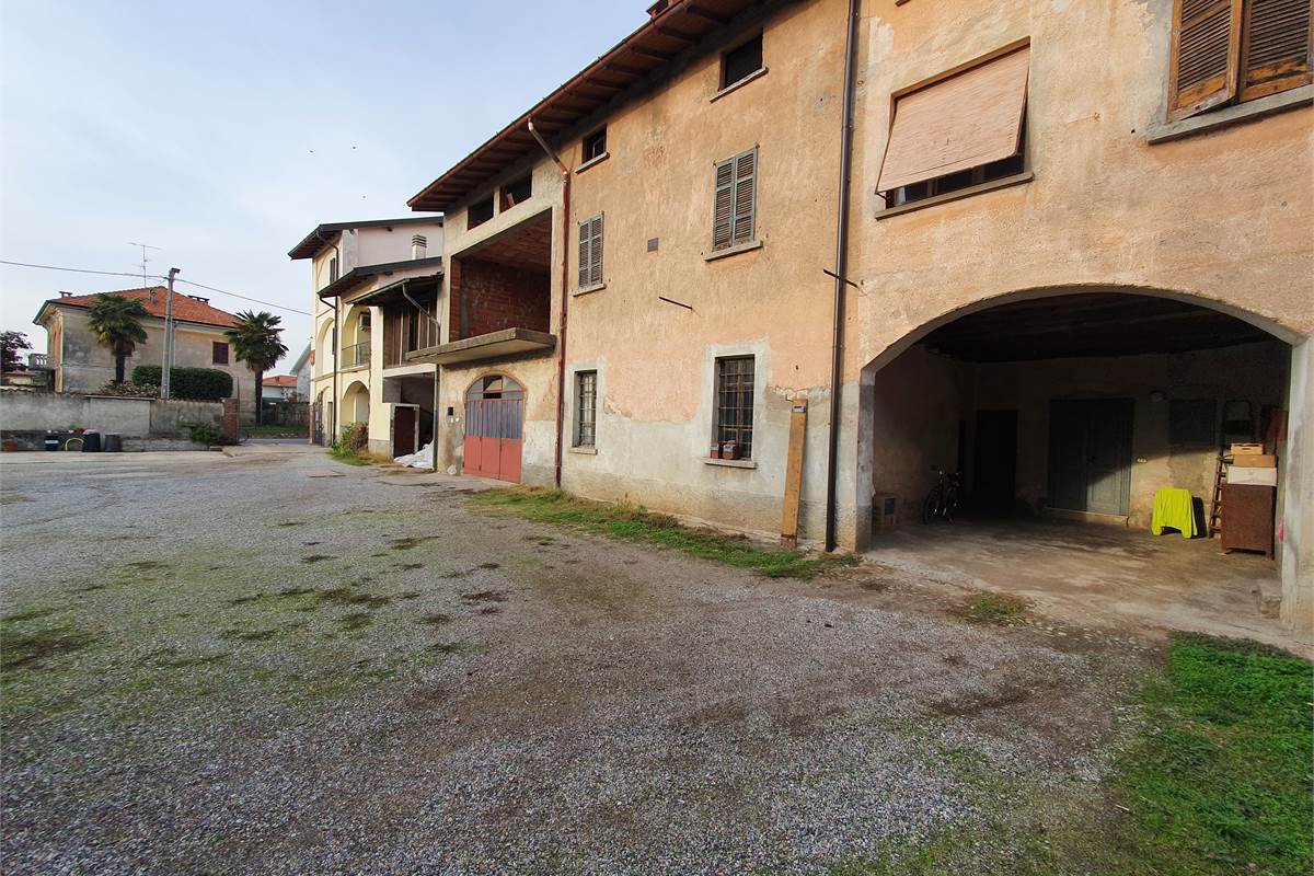 Rustico con giardino a Fenegrò