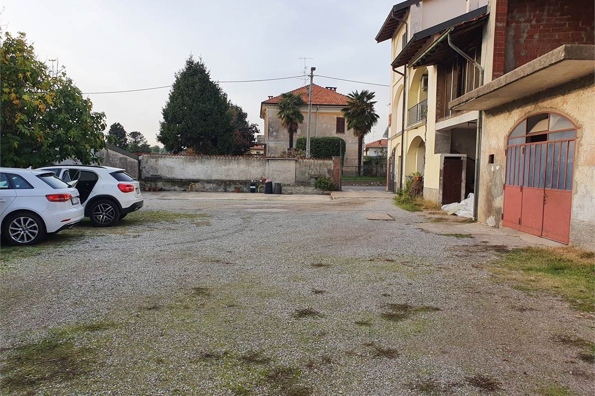 Rustico con giardino a Fenegrò