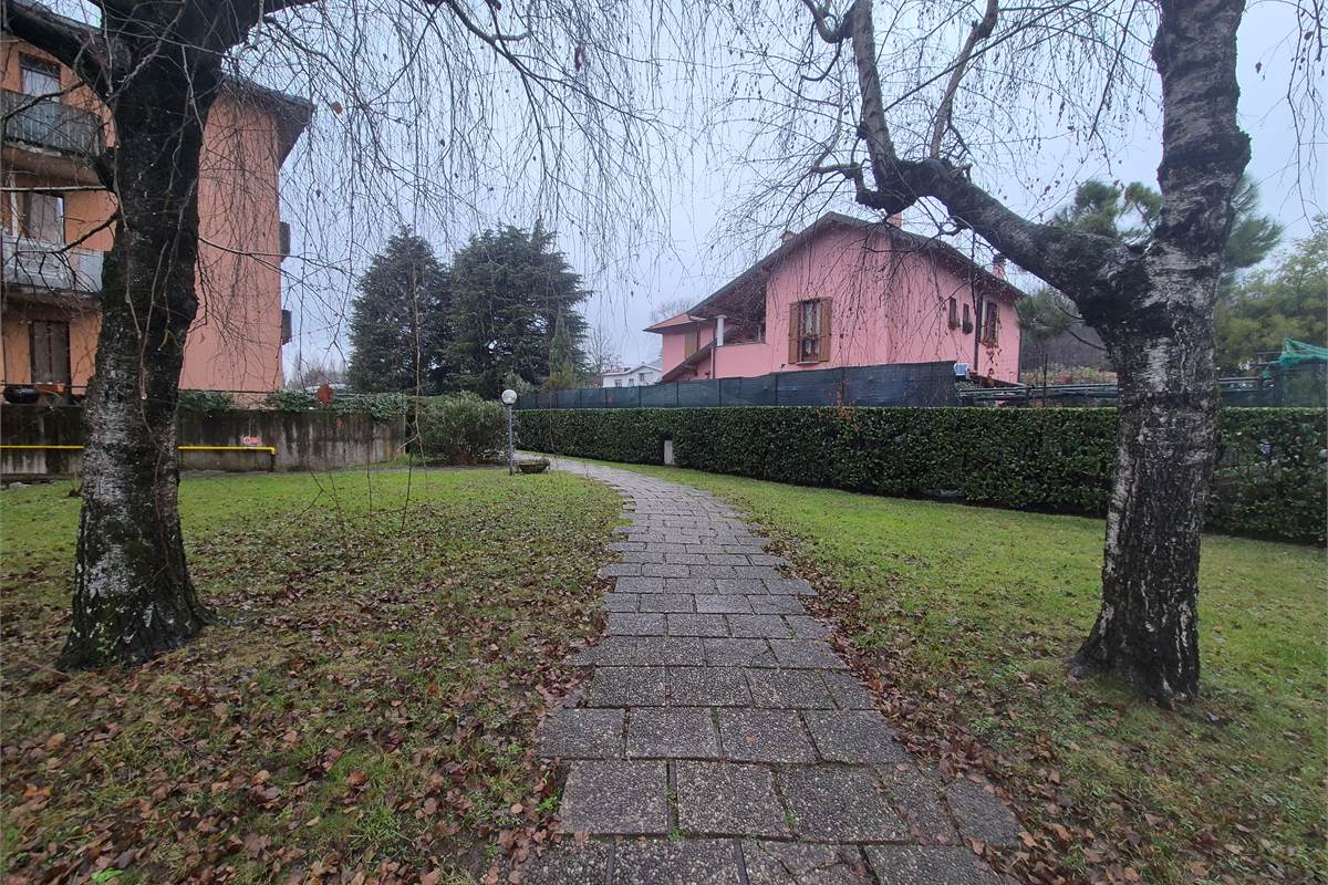 Trilocale con balcone, autorimessa e cantina a Villa Guardia