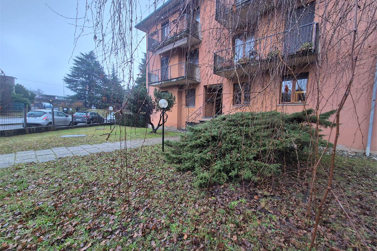 Trilocale con balcone, autorimessa e cantina a Villa Guardia