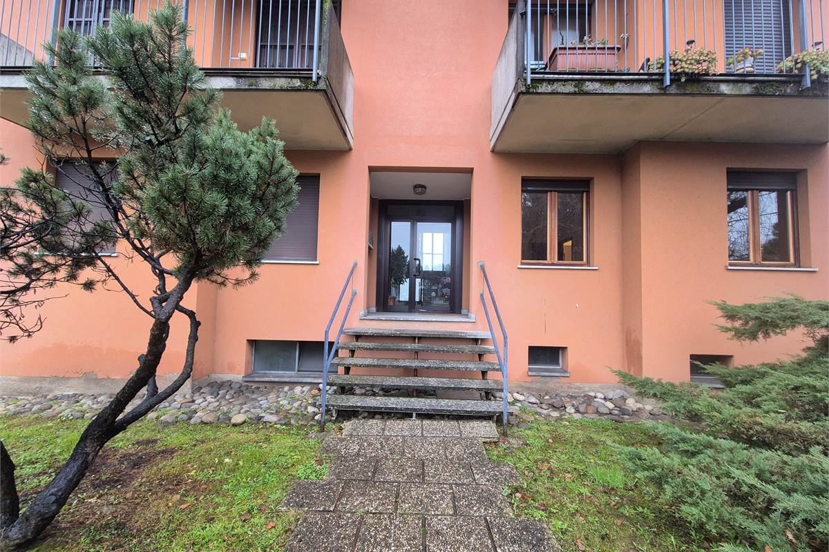 Trilocale con balcone, autorimessa e cantina a Villa Guardia