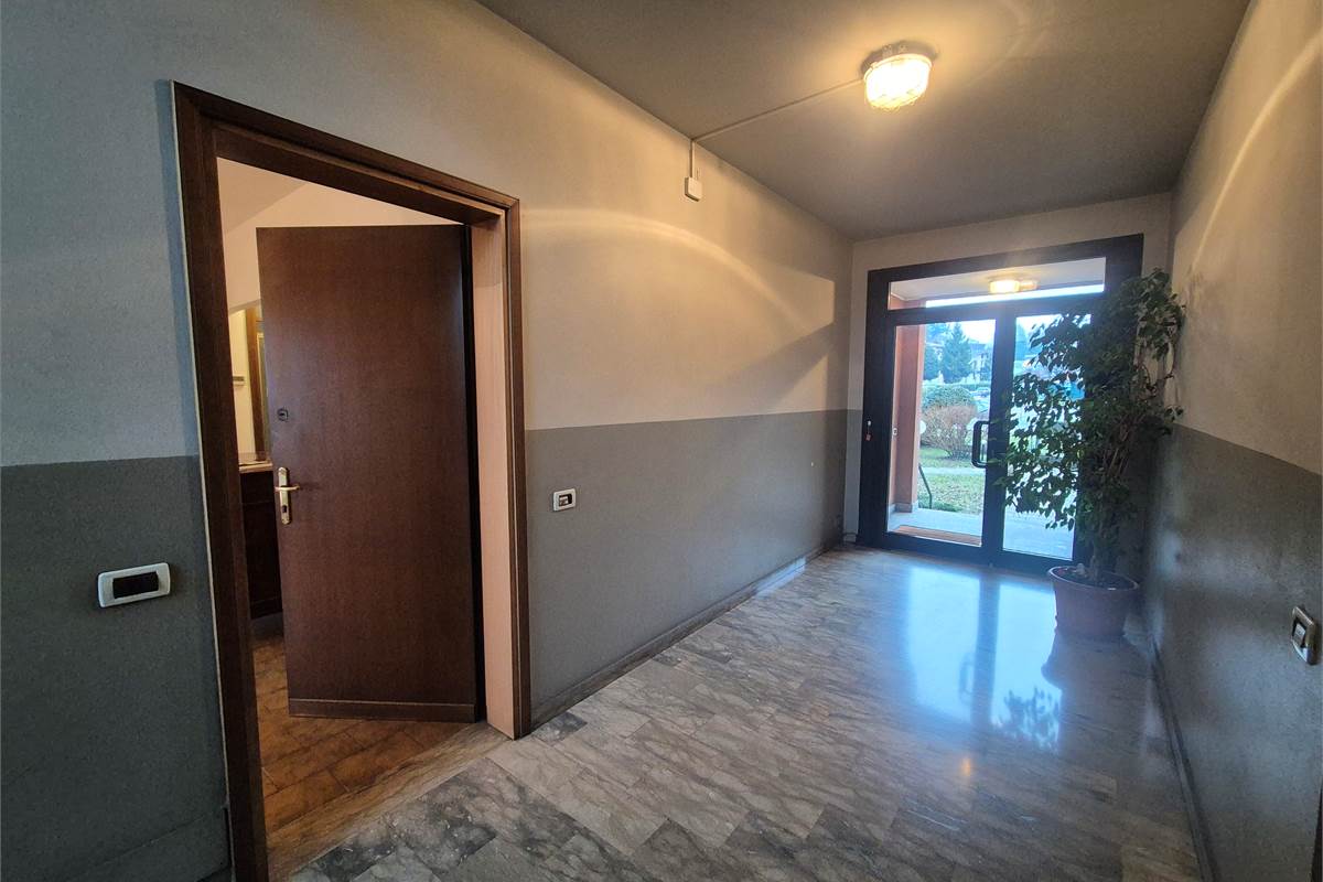 Trilocale con balcone, autorimessa e cantina a Villa Guardia