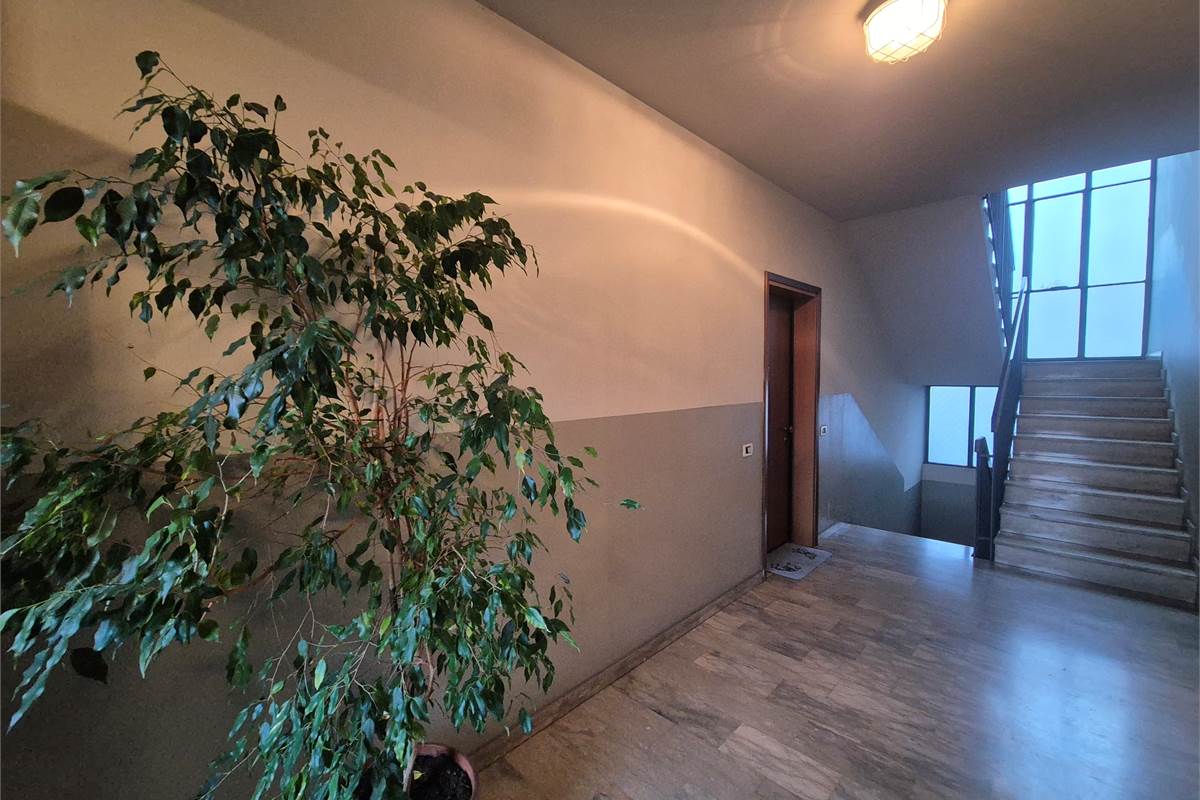 Trilocale con balcone, autorimessa e cantina a Villa Guardia