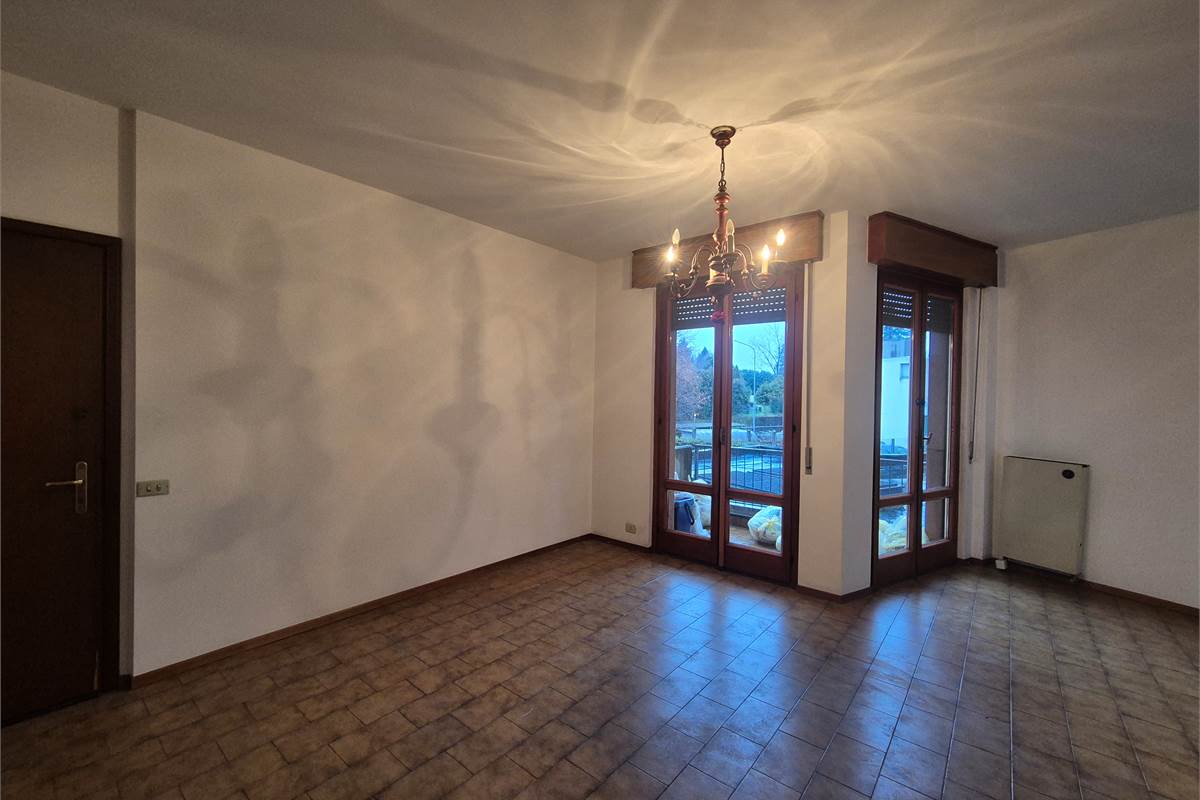 Trilocale con balcone, autorimessa e cantina a Villa Guardia