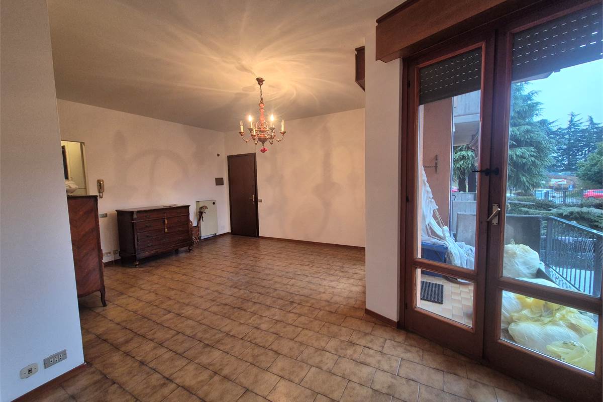 Trilocale con balcone, autorimessa e cantina a Villa Guardia