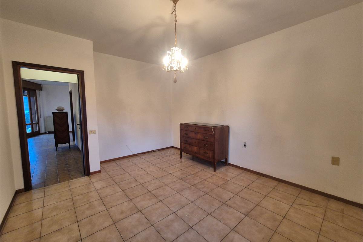 Trilocale con balcone, autorimessa e cantina a Villa Guardia