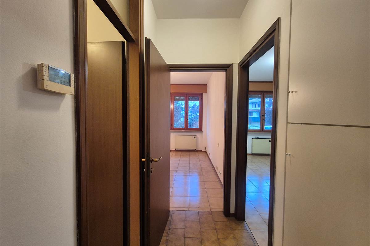 Trilocale con balcone, autorimessa e cantina a Villa Guardia