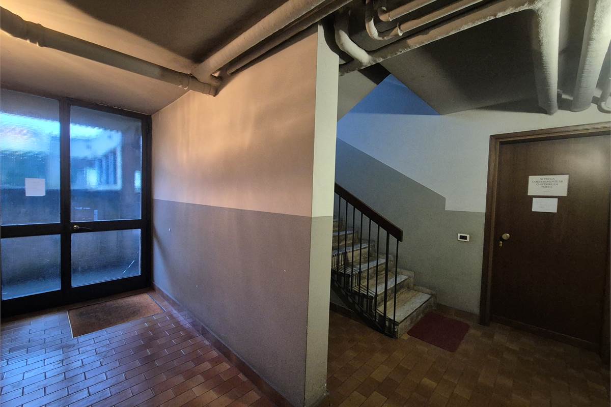 Trilocale con balcone, autorimessa e cantina a Villa Guardia