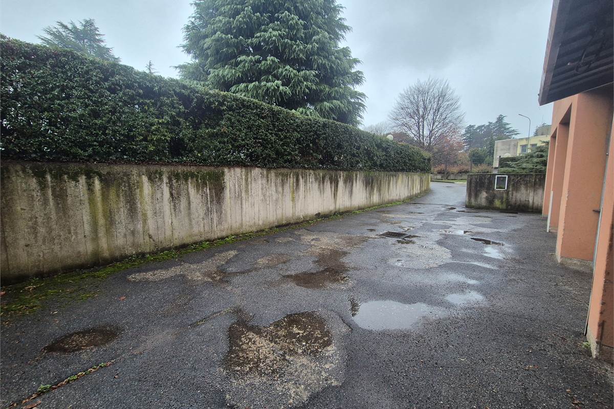 Trilocale con balcone, autorimessa e cantina a Villa Guardia