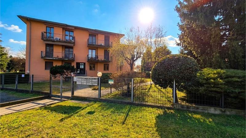 Trilocale con balcone, autorimessa e cantina a Villa Guardia