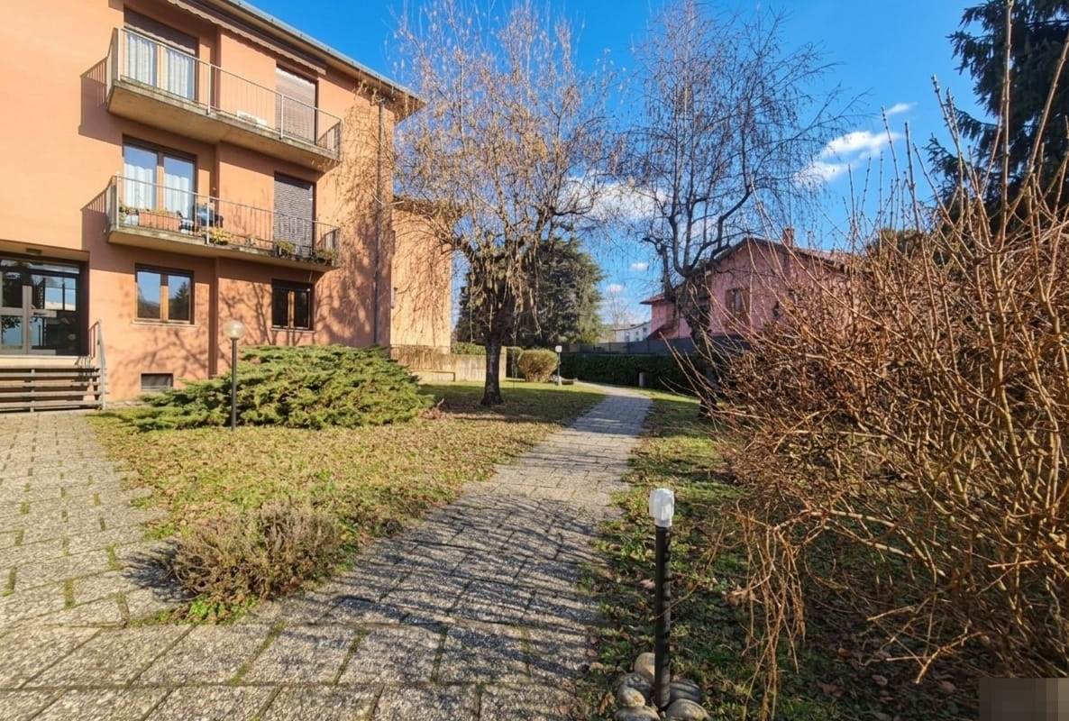 Trilocale con balcone, autorimessa e cantina a Villa Guardia