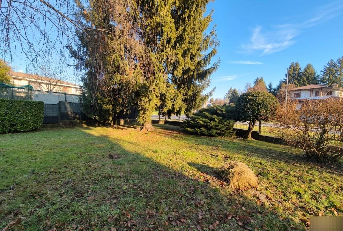 Trilocale con balcone, autorimessa e cantina a Villa Guardia