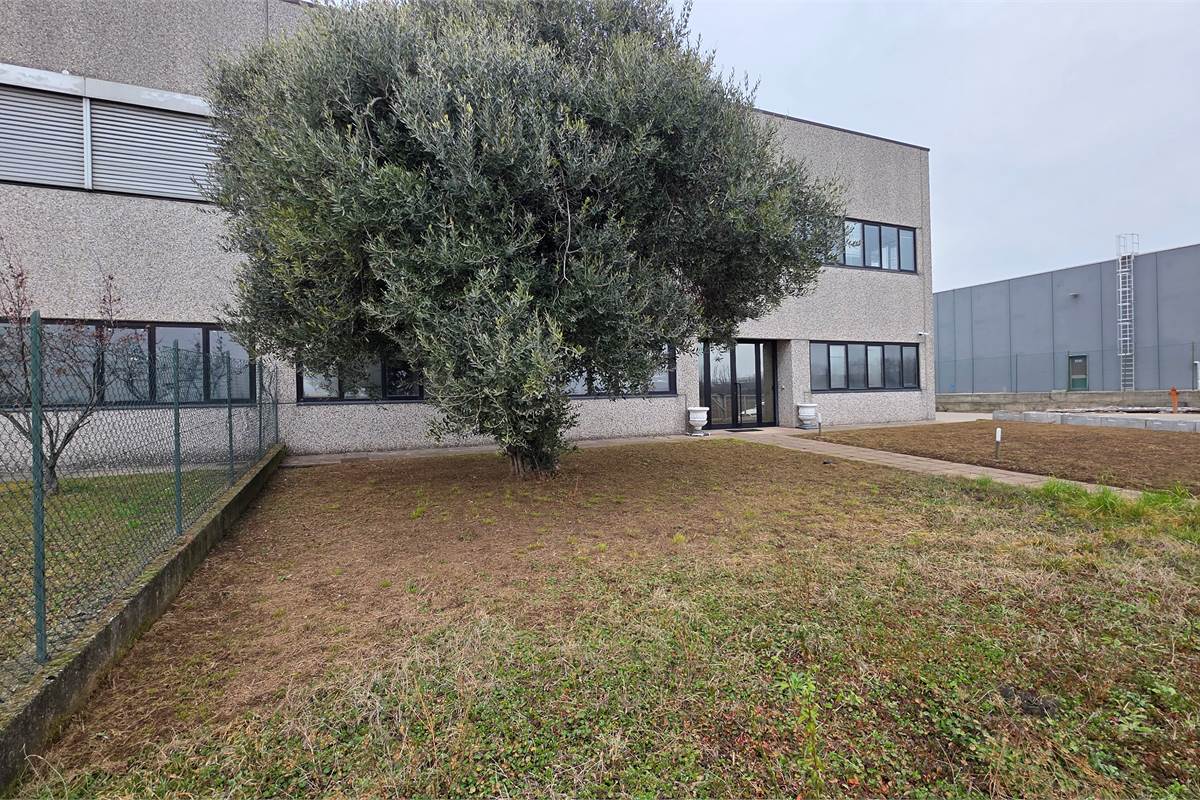 Ampio capannone con spazio esterno a Cirimido 