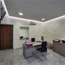 Negozio su due livelli a Cirimido