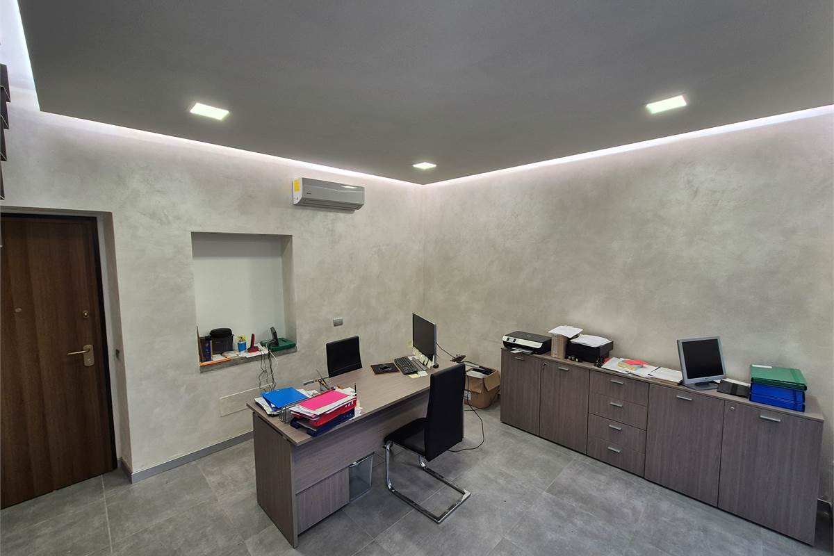 Negozio su due livelli a Cirimido