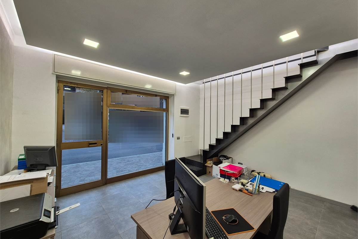 Negozio su due livelli a Cirimido