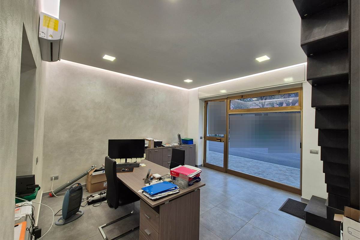 Negozio su due livelli a Cirimido