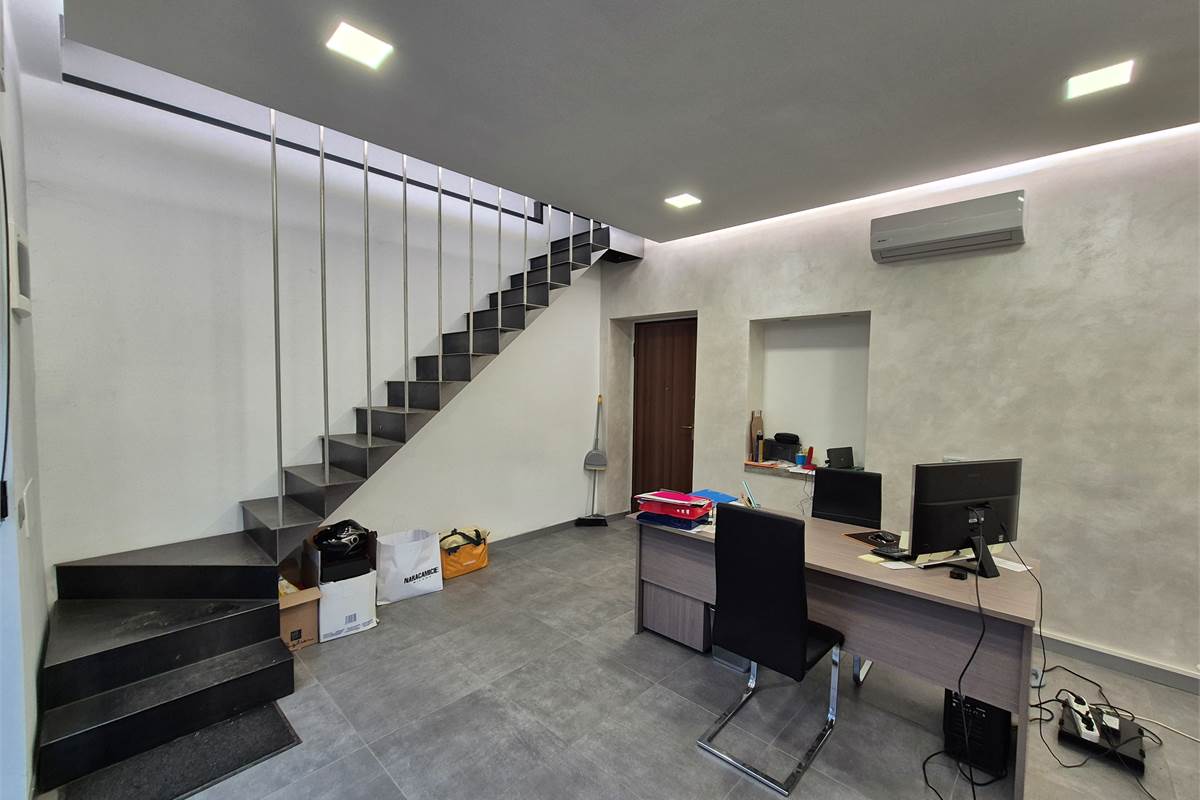 Negozio su due livelli a Cirimido