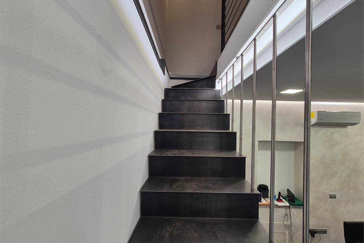 Negozio su due livelli a Cirimido