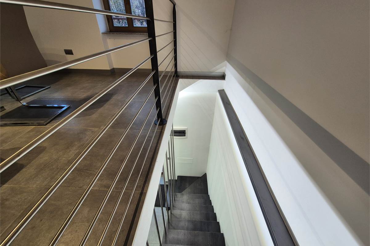 Negozio su due livelli a Cirimido