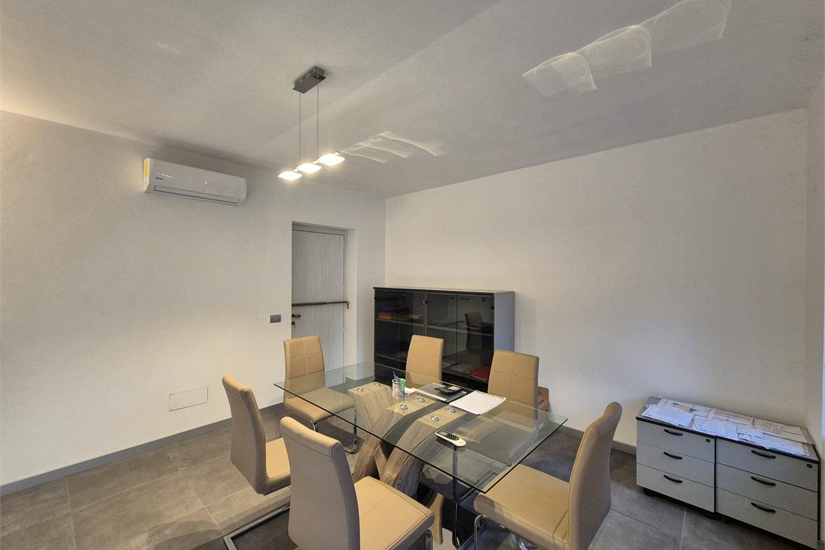 Negozio su due livelli a Cirimido