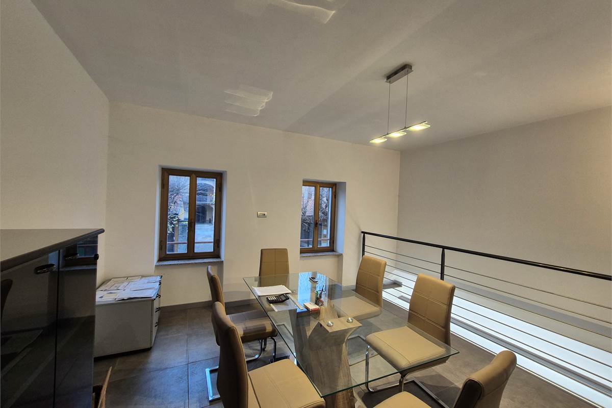 Negozio su due livelli a Cirimido