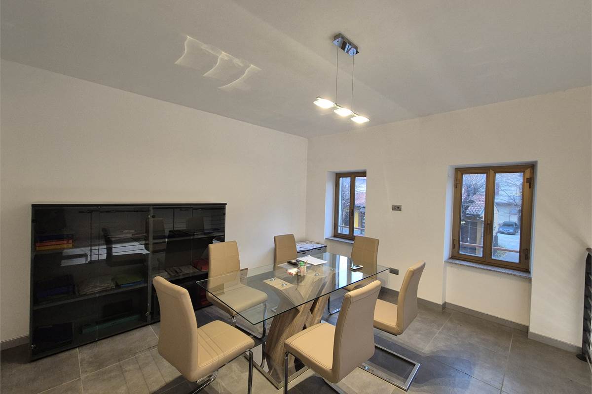 Negozio su due livelli a Cirimido