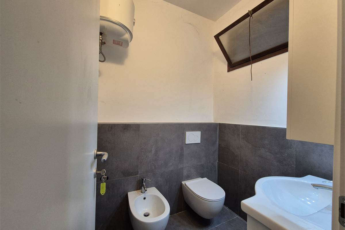 Negozio su due livelli a Cirimido