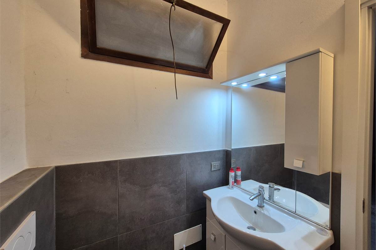 Negozio su due livelli a Cirimido