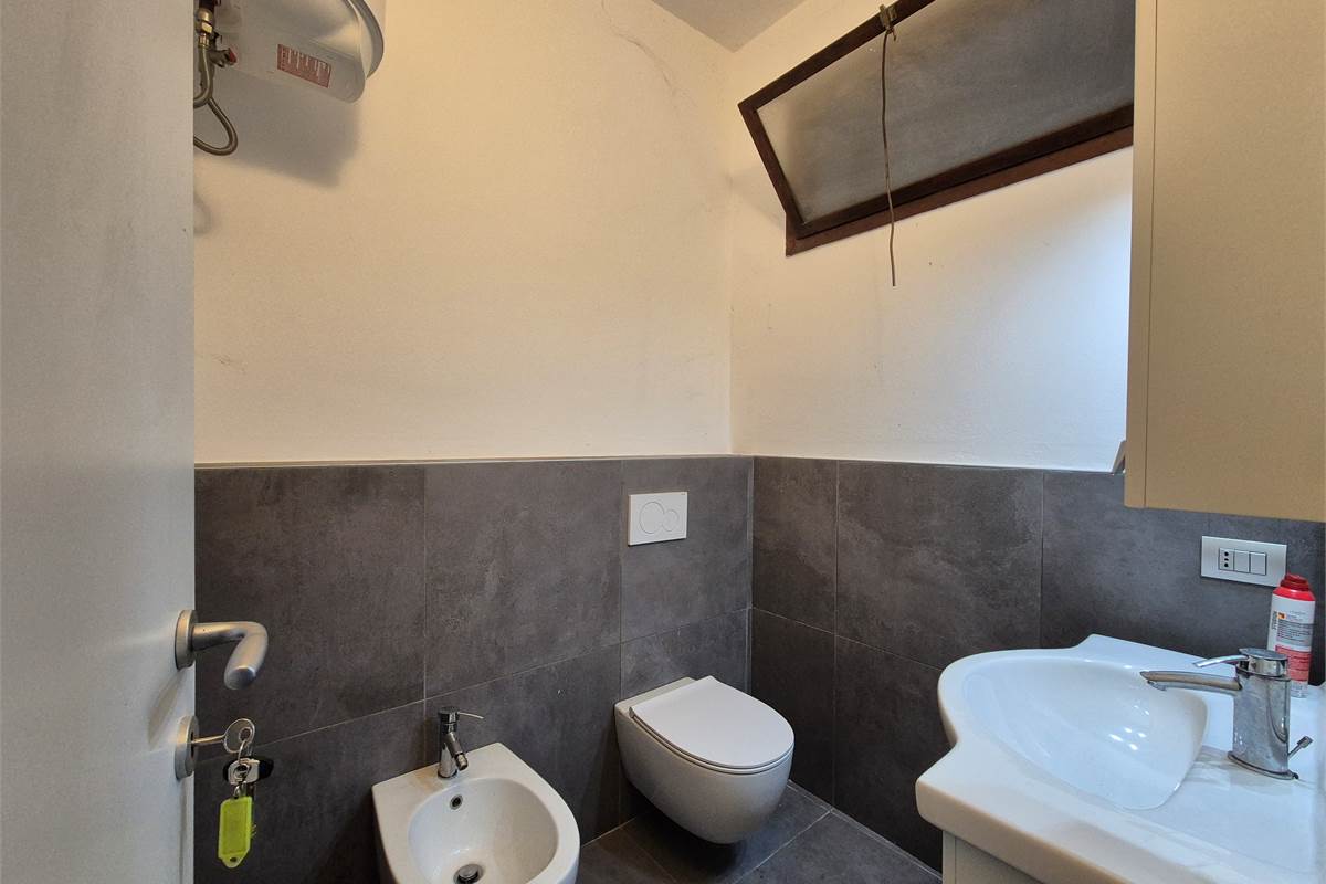 Negozio su due livelli a Cirimido