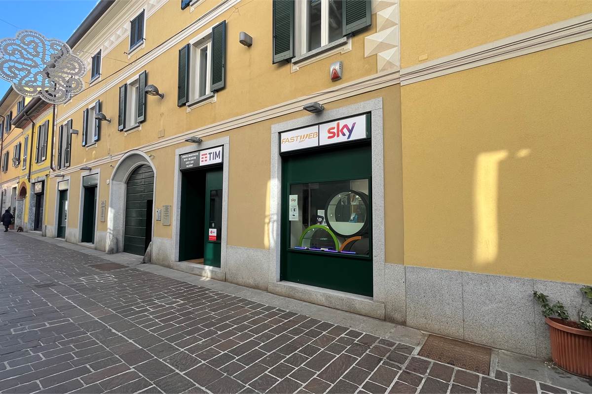 Elegante e nuovo locale commerciale Cantù centro