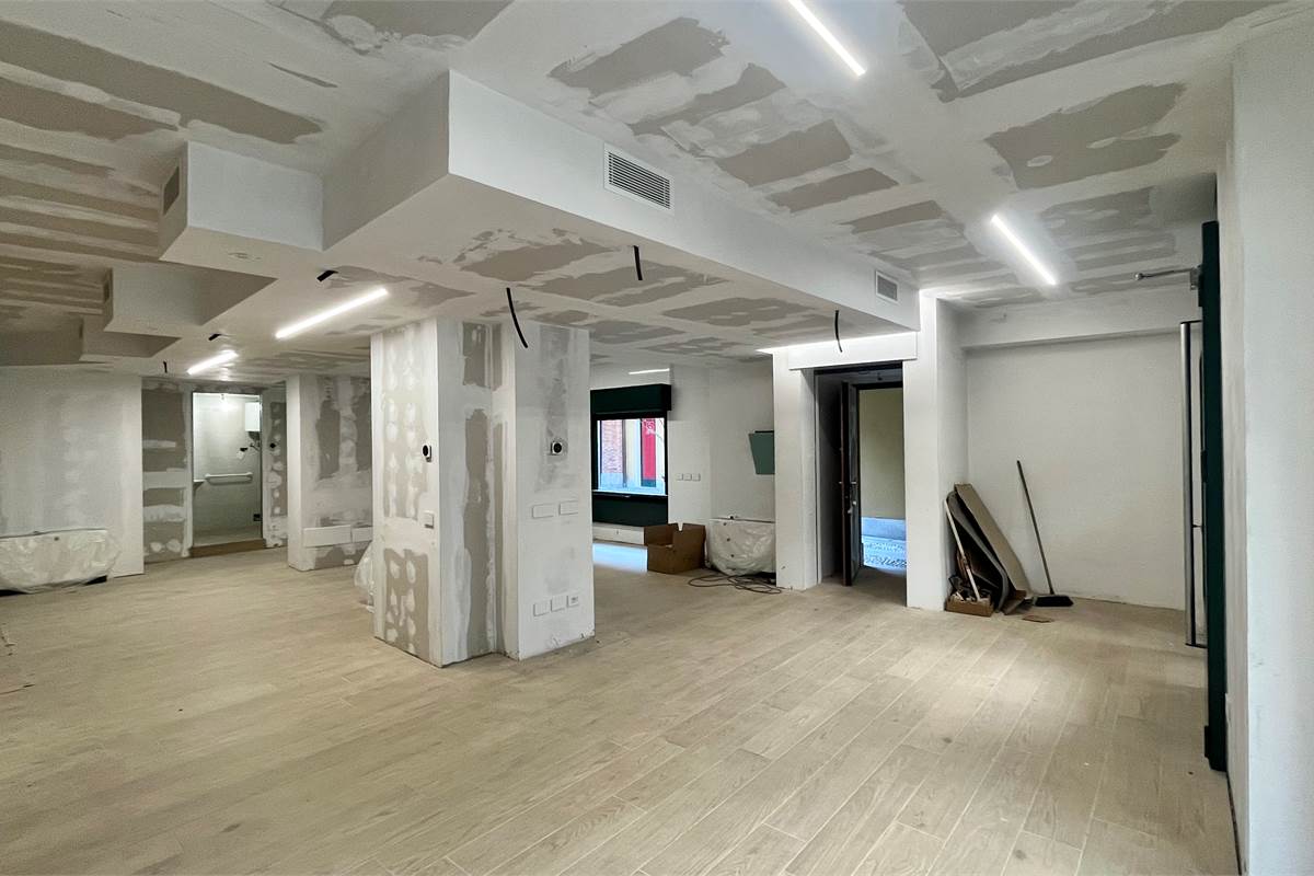 Elegante e nuovo locale commerciale Cantù centro