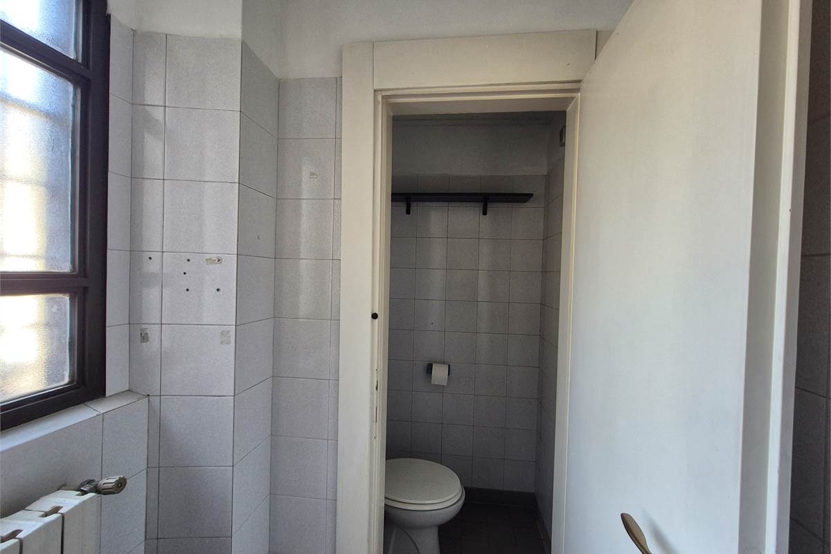 Negozio su strada di forte passaggio veicolare