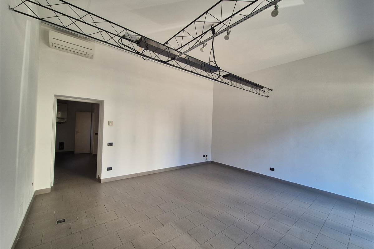 Negozio su strada di forte passaggio veicolare