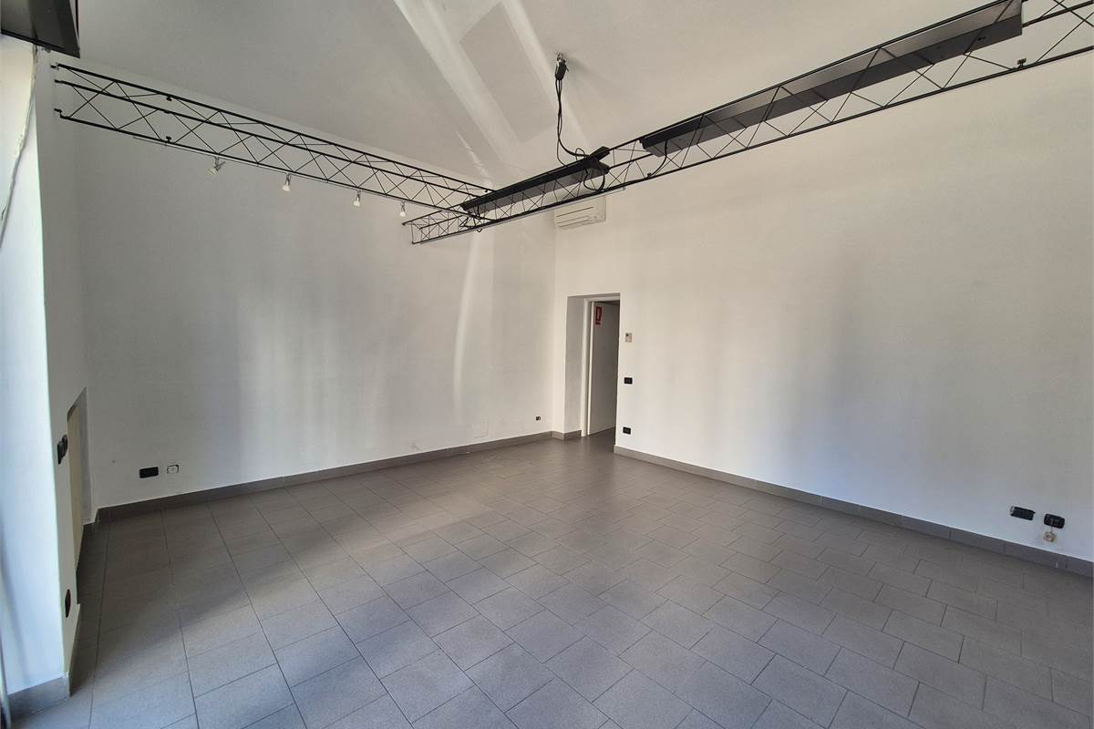 Negozio su strada di forte passaggio veicolare