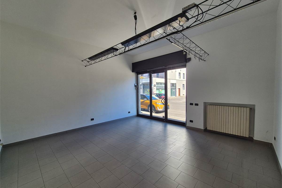 Negozio su strada di forte passaggio veicolare