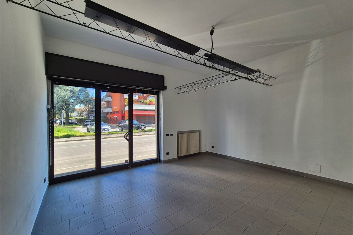 Negozio su strada di forte passaggio veicolare