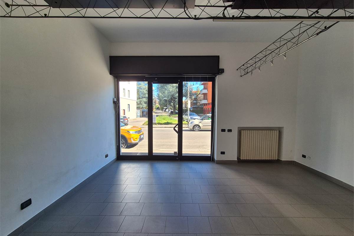 Negozio su strada di forte passaggio veicolare