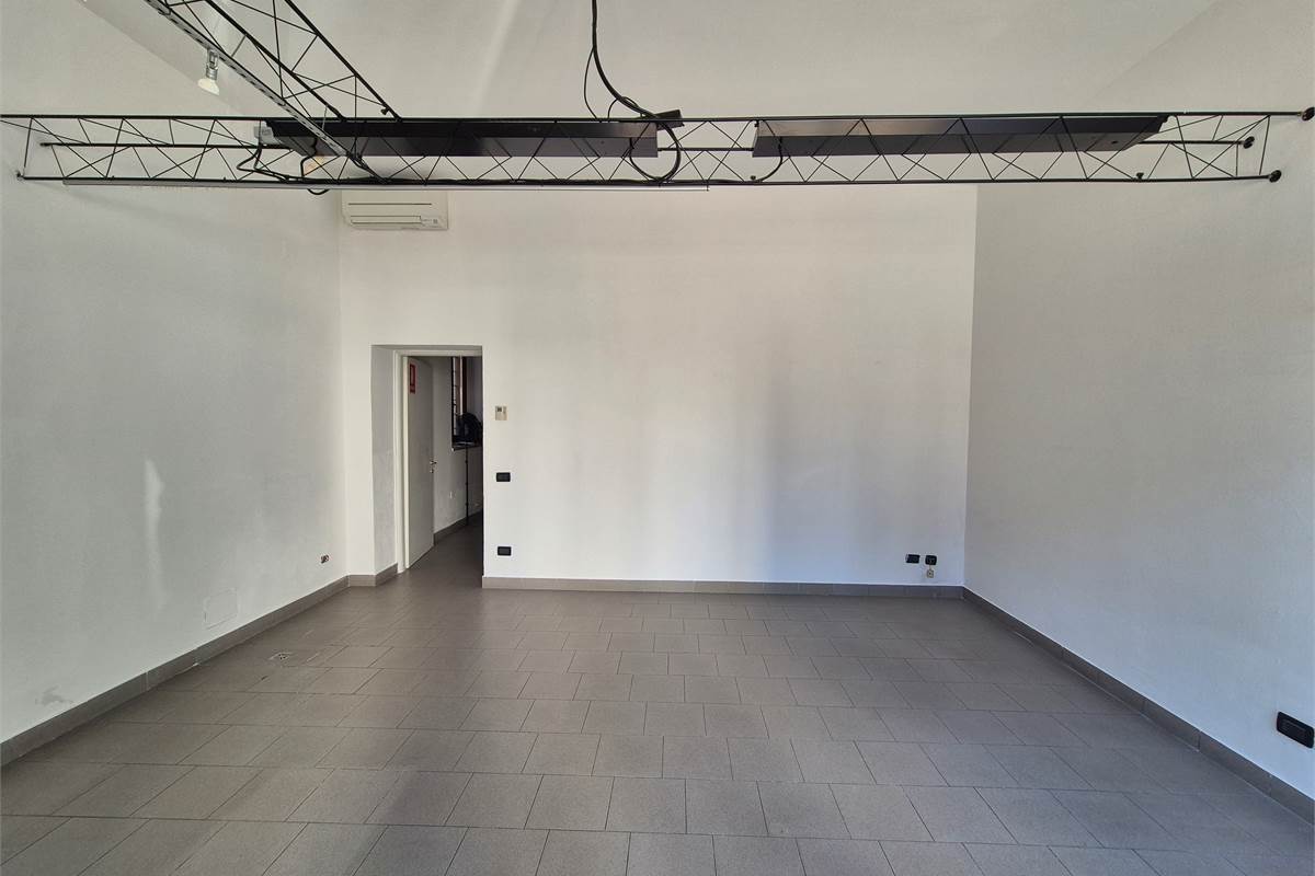 Negozio su strada di forte passaggio veicolare