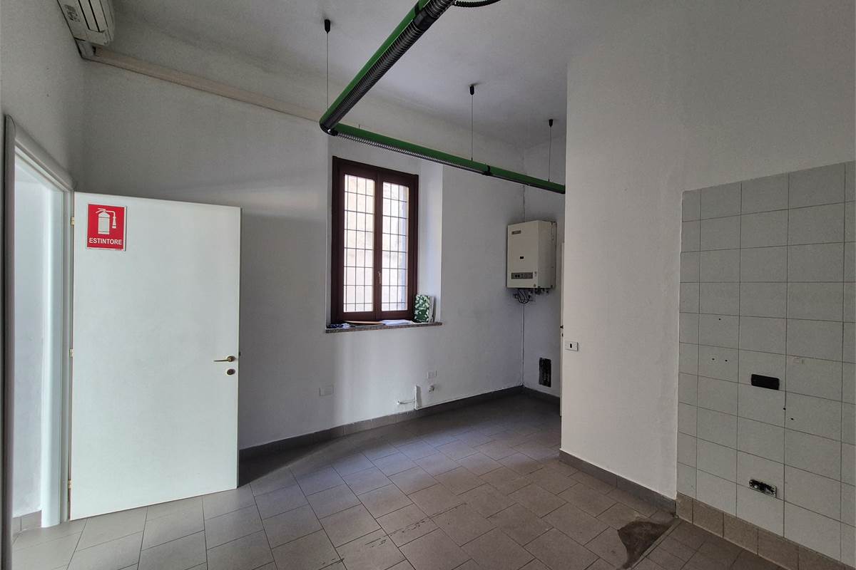 Negozio su strada di forte passaggio veicolare