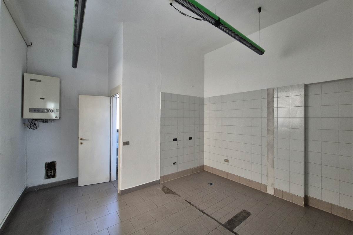 Negozio su strada di forte passaggio veicolare