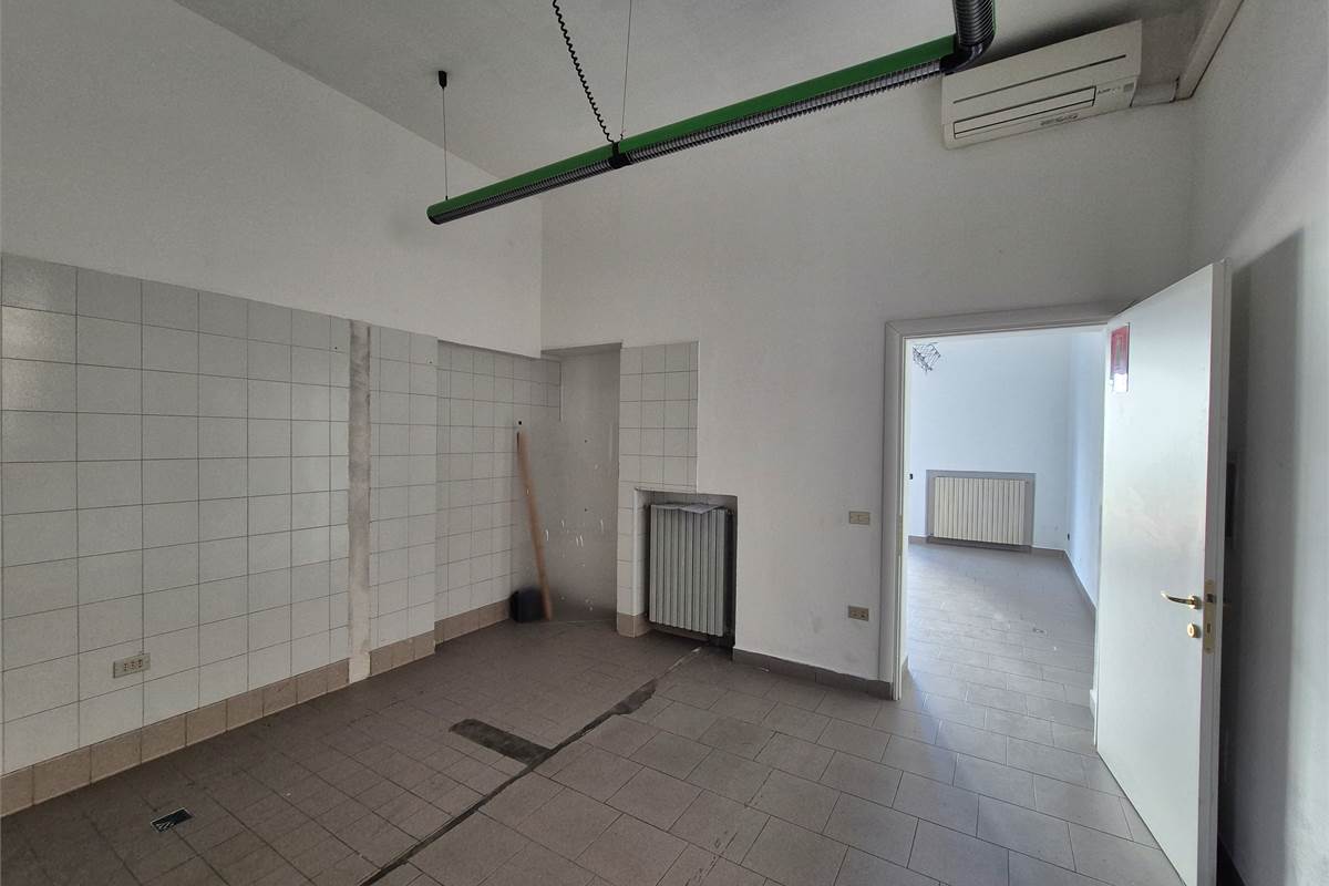 Negozio su strada di forte passaggio veicolare