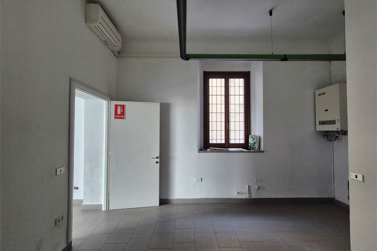 Negozio su strada di forte passaggio veicolare