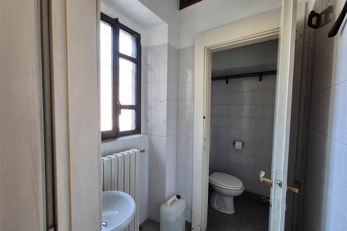 Negozio su strada di forte passaggio veicolare