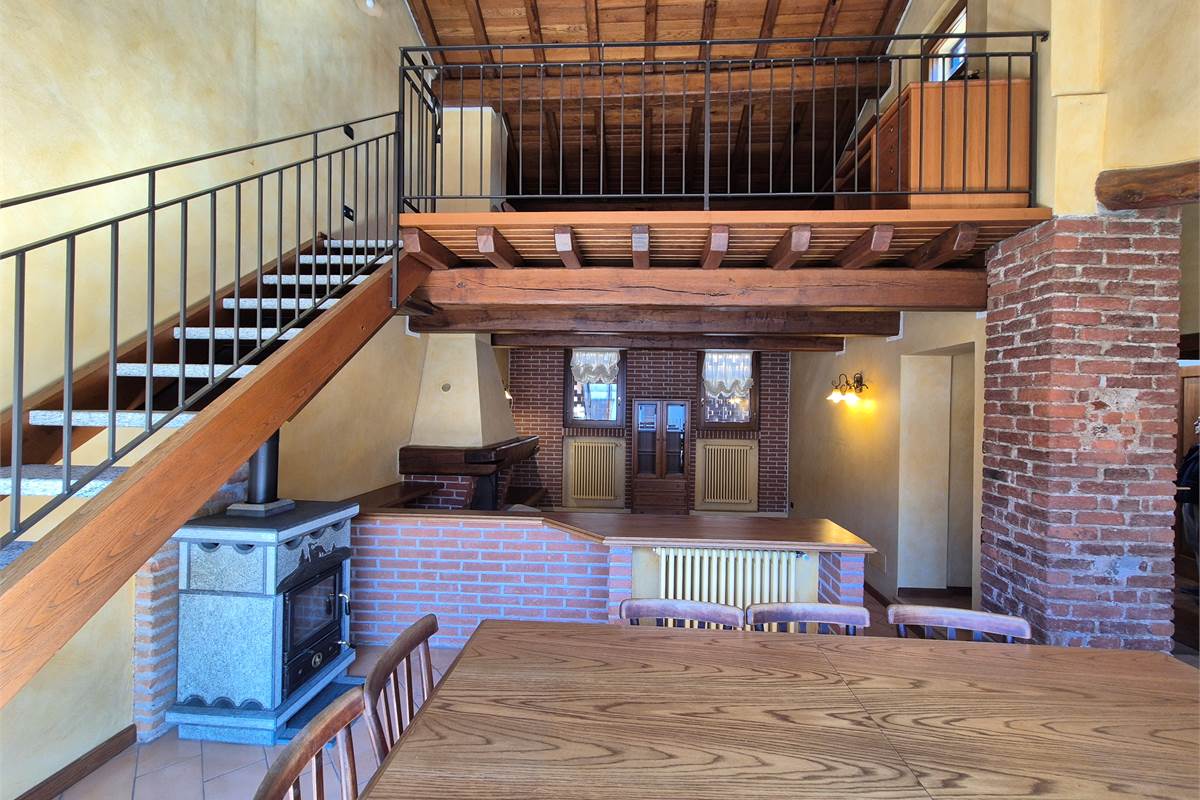 Appartamento ristrutturato a Cirimido 